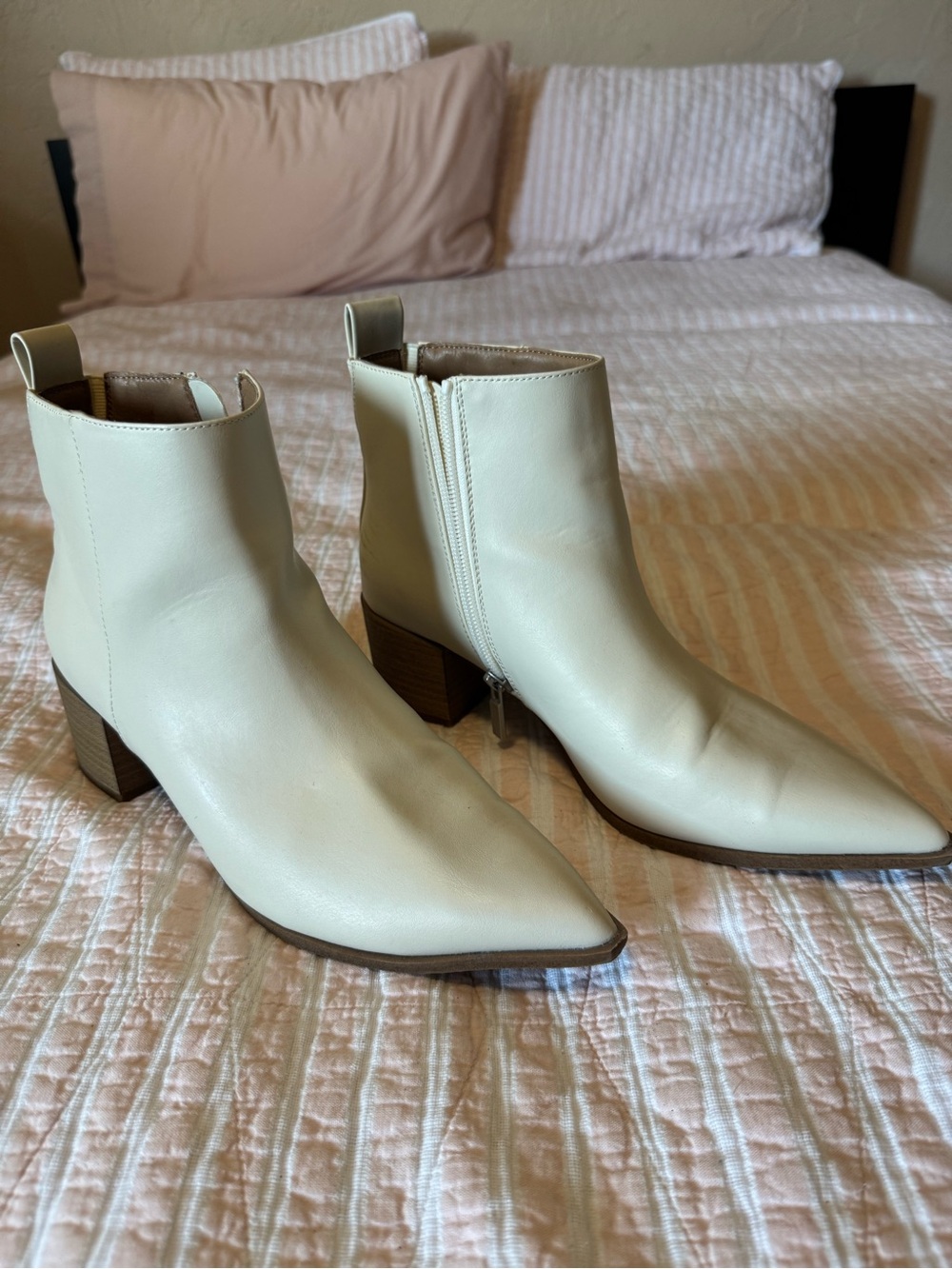 Universal Thread Women's Cream Pointed Toe Ankle Boots